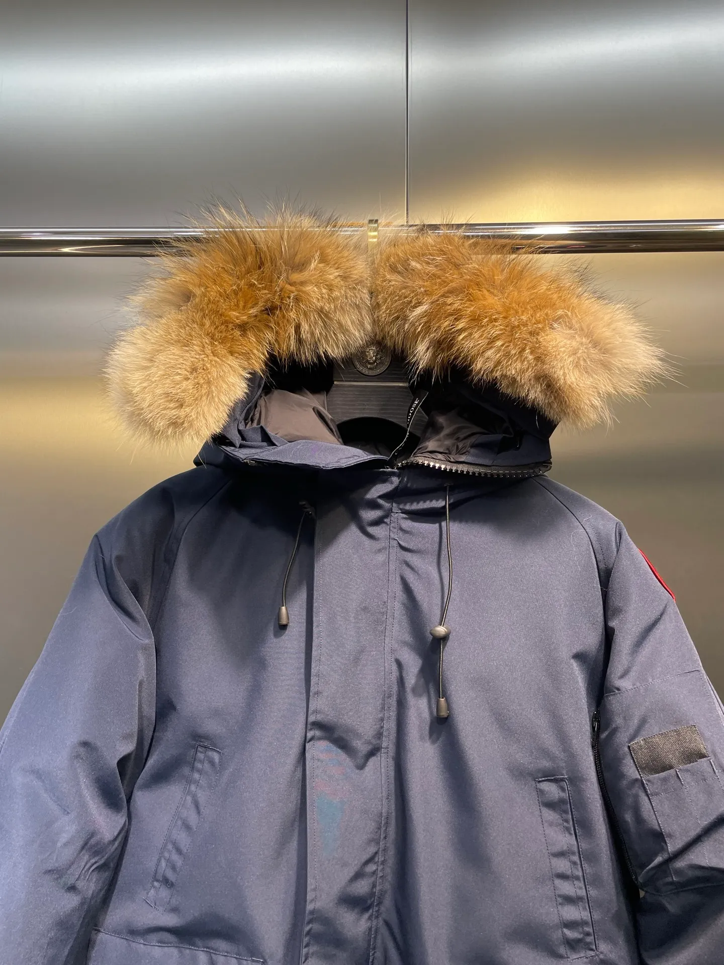 P780 high-end version Canada Goose Canada Goose #Chilliwack 7999M bomber jacket short down jacket/01 model #Men and Women Same Style# ➖ Genuine synchronous anti-counterfeiting chip sensor! ➖ Imported 21S polyester-cotton blended original fabric [last year’s 16S/18S hard fabrics have been completely eliminated, this year all use 21S genuine synchronous fabrics, the soft mid-strap feels delicate and textured], genuine synchronous Feather-Light 10D waterproof coating fabric, made of 84.5 polyester fiber and 15.5 cotton, 100% the best feel in the entire network! ➖ The genuine official website is synchronized with the national standard 80 white duck down, you can check the official website customer service, there will never be a series of misleading claims such as 90 down or goose down! ➖ Using the best nylon lining with double double-layer sealing design, velvet-proof No. 7 needle + grid-filled down ready-made garments, there is 100% no so-called velvet running! ➖ The cuffs are designed with thickened seamless threads, and the collar and pockets are lined with top-quality polar fleece to keep you warm and comfortable! ➖ Yoshida YKK provides original custom-made electroplated sliders. YKK two-way lockable zippers are tight and smooth and will not peel off paint! ➖ 3M composite guarantees that the Velcro is the same as the original, durable, and all accessories and hardware are custom-made! ➖ Imported BEHRINGER embroidery machine to customize the 10,000-needle embroidery logo, 98% of which can be reproduced to restore the original logo. You can check and compare on the official website! ➖ The fur collars are all made of large pieces of Western Canadian blue wolf hide, ensuring that each fur collar is 13-15cm wide!   Size:XS-XXL